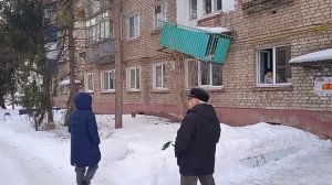В Балакове с пятиэтажки отвалился балкон