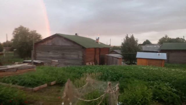 Красивая радуга. Успокаивающий тихий закат.