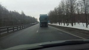 Буксировка тягача Volvo задом на большой скорости.