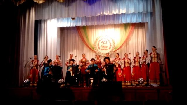 Хуторяночка с баянистами ДШИ г.Темрюка "На лугу пасутся кони" . смотреть онлайн