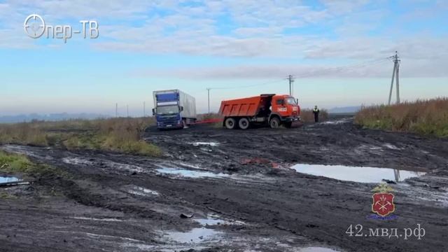 В Белове госавтоинспекторы оказали помощь водителю большегрузного транспорта, забуксовавшего в грязи