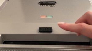 Картофельные вафли с хрустящим беконом, яйцом пашот и сливочным соусом. Идеально для завтрака