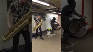 уличный саксофонист рвет.. too many zooz