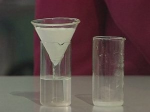 Химия. Опыты. Неорганика. Разделение смеси крахмала и воды фильтрованием