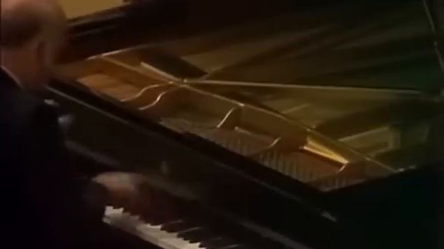 Sviatoslav Richter plays Beethoven Piano Sonata no. 12, op. 26 - video 1976 смотреть онлайн