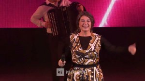 Зәйнәб Фәрхетдинова "Авыл" җырын башкара