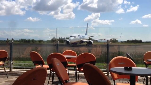 Ryanair lands in Zadar airport смотреть онлайн
