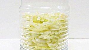 Маринованный лук со свеклой и клюквой