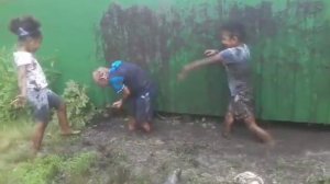 Дети играют в грязи на день Ивана Купалы