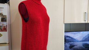 Жилет с разрезом по спинке.