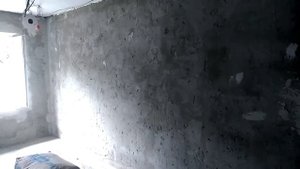 ремонт.демонтаж старой штукатурки. затем штукатурка и шпаклевка стен.