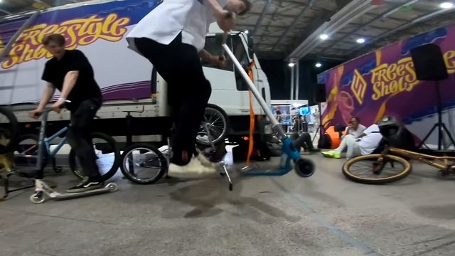 ОТЖАЛ САМОКАТ В ВОЗДУХЕ смотреть онлайн