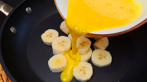 Беру 1 банан и 2 Яйца, смешиваю и готовлю быстро к завтраку эту вкуснятину. Банановые блины