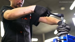 Cómo cambiar los puntal amortiguador delantero en VW TOURAN 1t3 [VÍDEO TUTORIAL DE AUTODOC]