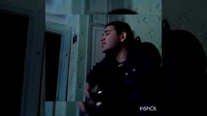 Парень армянин красиво поёт и играет на гитаре