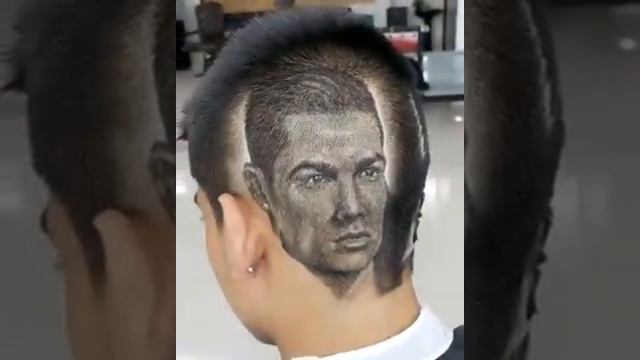 CORTE DE CABELO COM O ROSTO DE CRISTIANO RONALDO. MUITA HABILIDADE!