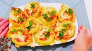 Мини-пиццы или "язычки" из кабачков с помидорами и сыром.