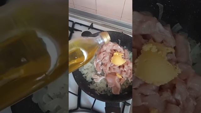 Куриное филе тушеное с луком