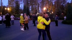 КАК КРАСИВА И УМНА ЭТА ДЕВОЧКА! ТАНЦЫ В ПАРКЕ ГОРЬКОГО ХАРЬКОВ СЧАСТЛИВЫЕ ДНИ