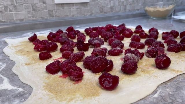Штрудель с вишней / Классический рецепт быстрого пирога