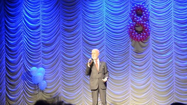 Своё стихотворение "Ана къальби" ("Душа матери") декламирует Риза Юсуф смотреть онлайн