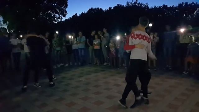 Ребята танцуют медленный танец. Такого вы ещё не видели! смотреть онлайн