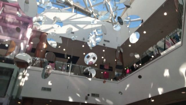 Круглые зеркала свисающие с потолка второго этажа Ашан Акварель 12.03.21 стаб повердиректор исходни смотреть онлайн