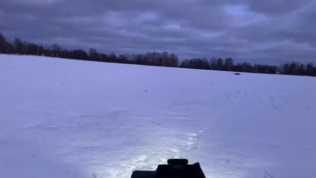 На мотобуксировщикепо полю по тонкому насту