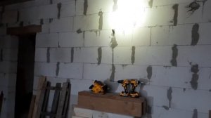 Фонарик Dewalt DCL043. Принцип использования.