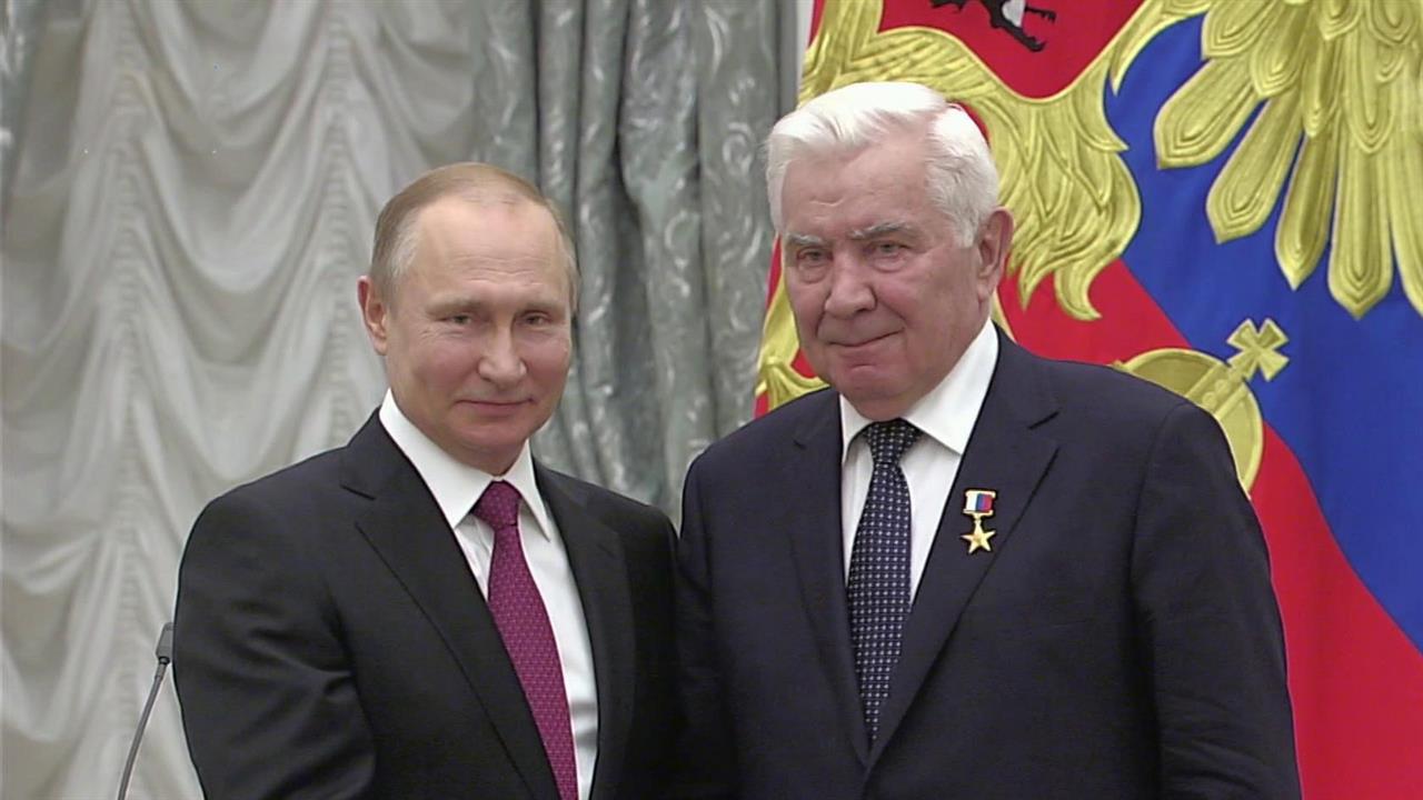 Прославленный волейбольный тренер Николай Карполь принимает поздравления с 85-летием