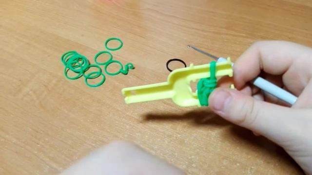 Брелок из резинок Rainbow loom под названием груша