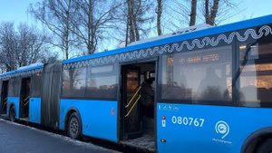 Автобус ЛиАЗ-6213.65 следует по маршруту КМ ”м. Новые Черёмушки - м. Октябрьская”