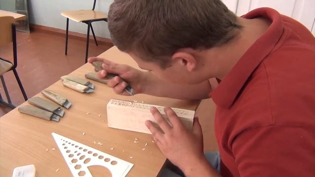 Трехгранно виямчаста різьба. Трехгранно выемчатая резьба по дереву , резьба пенала. Клаченко Богдан смотреть онлайн