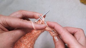 Раппорт узора всего 2 петли и 2ряда. Узор спицами для женских вещей. 307