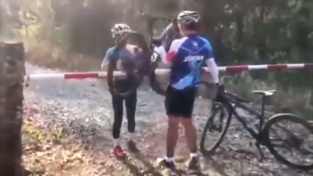 Он Зря Это Сделал! Странные Поступки Людей Снятые на Видео