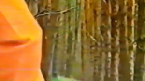 Саи Баба материализует бриллиант с тысячью гранями и показывает его студентам.