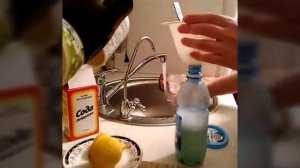 Как очистить жирные пятна и отпечатки на стенах