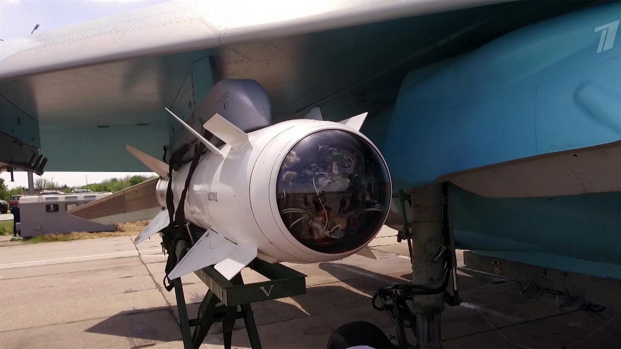Истребитель Су-34 наносит удары управляемыми ракетами по объектам националистов