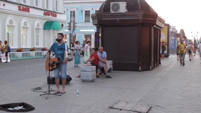Классно поет! Гитарист на ул.Баумана  Казань