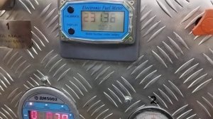 Проверка шестеренчатого насоса на стенде.