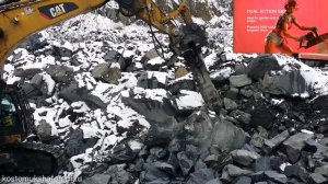 Работа экскаватора с гидромолотом в карьере