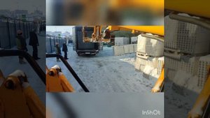 Телескопический погрузчик JCB 540-170 в работе. Рабочий день на стройке.