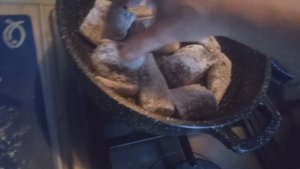 Хек в сметанном соусе на сковороде