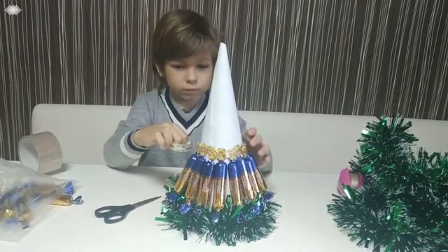 Кирилл Янушкевич,ЕЛОЧКА ИЗ КОНФЕТ