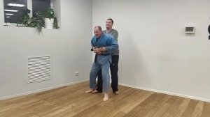 Боевое самбо. Освобождение от захватов и обхватов.