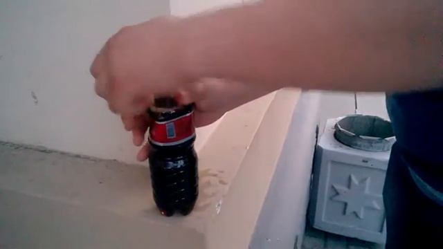 Жажда при выше всего , Удмуртский парень открывает бутылку ключами. смотреть онлайн