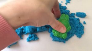Играем пасочками с кинетическим песком. Разворачиваем сюрприз