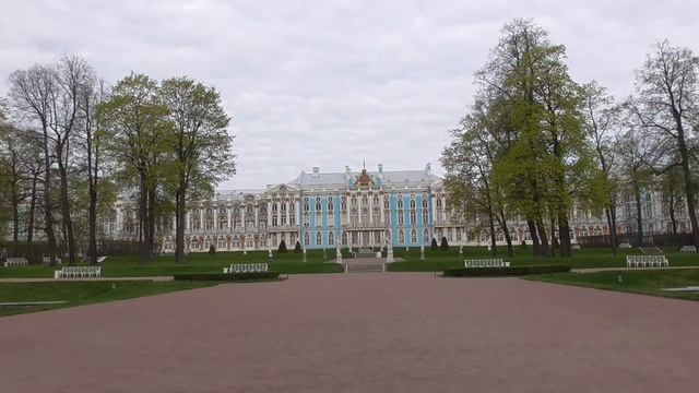 Екатерининский дворец и парк ранним утром.