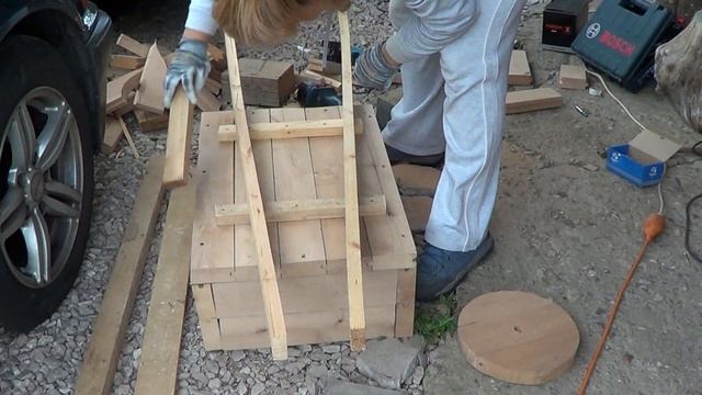Садовый декор (тачка-цветник) своими руками.