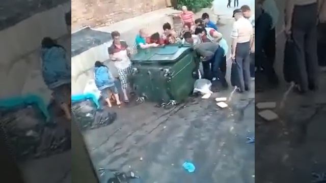 Жители Самары переворачивают мусорку в поисках халявы - просроченных бургеров смотреть онлайн